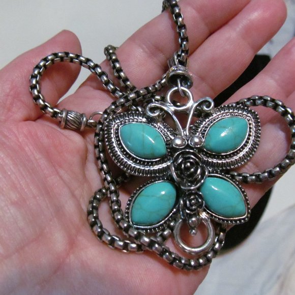Nice silver tone box chain with turquoise butterfly pendent - Picture 2 of 2